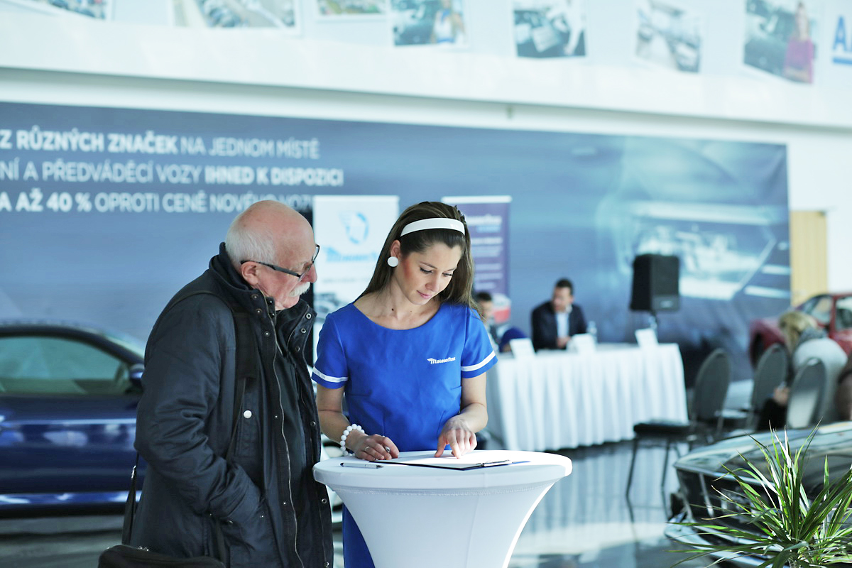 Hosteska na tiskovou konferenci pto Mototechnu